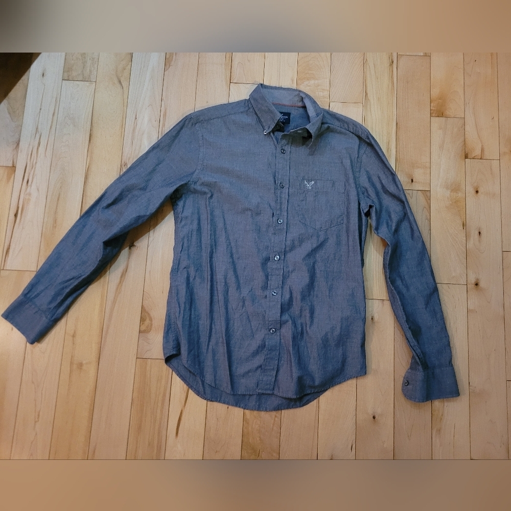 American Eagle men's size small button up grey shirt